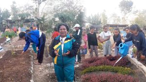 SD Inpres Nunumeu Rayakan HUT ke-103 Kota Soe dengan Rawat Kebun Sains
